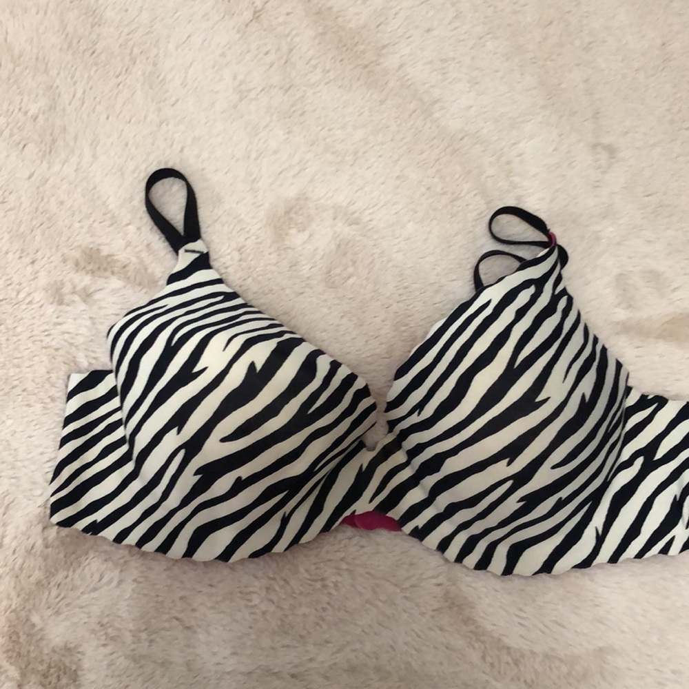 NWOT Maidenform Women’s 36B Bra,  Lightly Padded with Underwire, White/Black